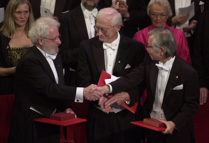 ノーベル化学賞受賞の（左から）米カリフォルニア大学教授アラン・ヒーゲル氏、米ペンシルベニア大学教授アラン・マクダイアミッド氏、白川先生。（2000年12月9日　提供＝読売新聞社）